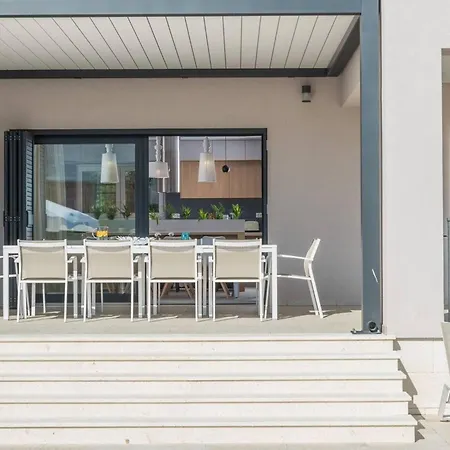 Luxury Primavera With Heated Pool