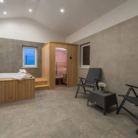 Luxury Primavera With Heated Pool