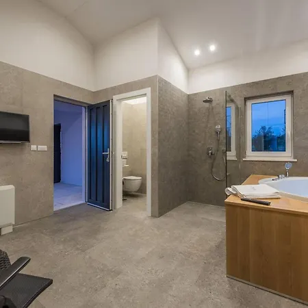 Luxury Primavera With Heated Pool Sukošan