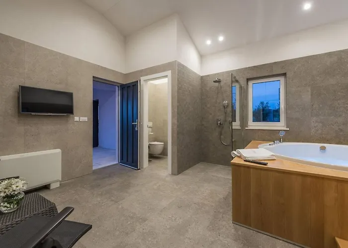 Luxury Primavera With Heated Pool Sukošan